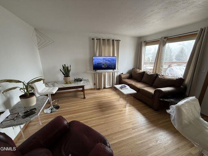 Property Photo:  202 Montana Street S  ND 58533 