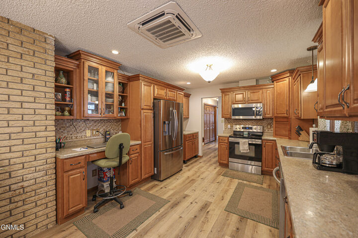 Property Photo:  1402 5th Avenue NW  ND 58554 