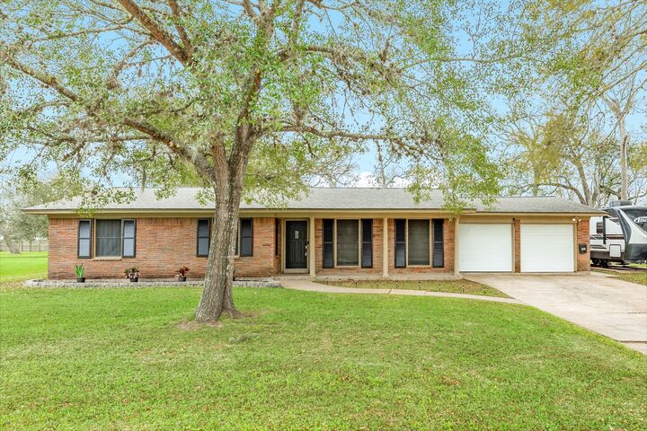 Property Photo:  112 Blossom Street  TX 77566 