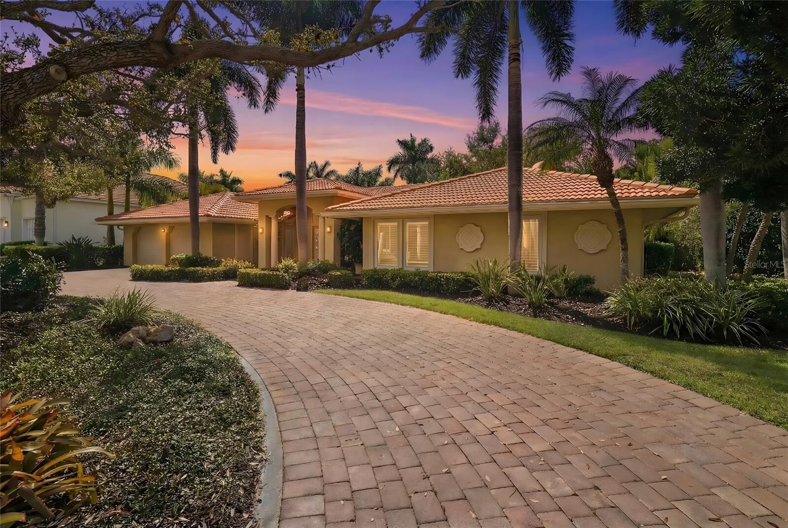 Property Photo: 218 Robin Drive FL 34236