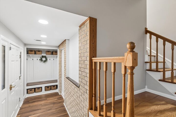 Property Photo:  195 E Oak Glen Drive  IL 60103 