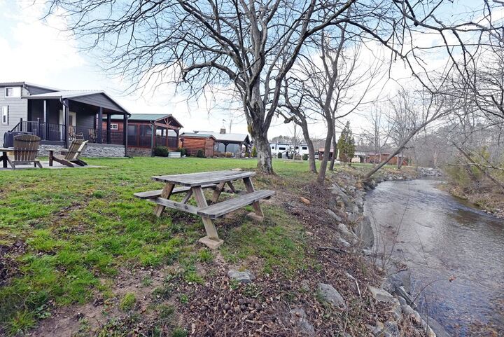 Property Photo: 435 Golden Nugget GA 30512