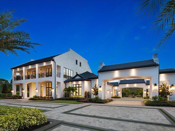 Property Photo: 117 West St FL 34108