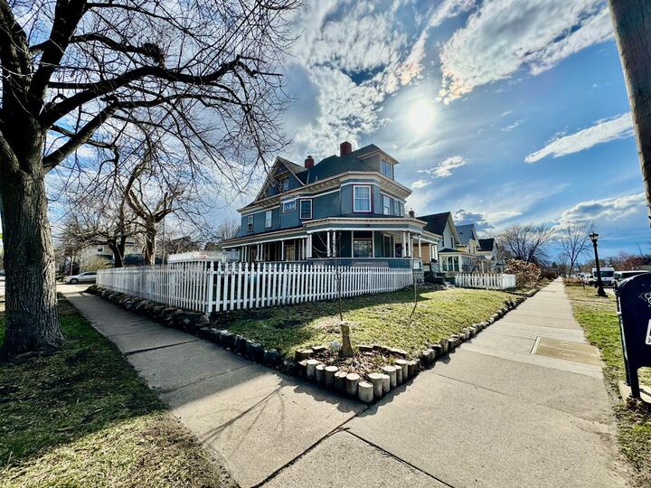 Property Photo:  1464 Minnehaha Avenue W  MN 55104 