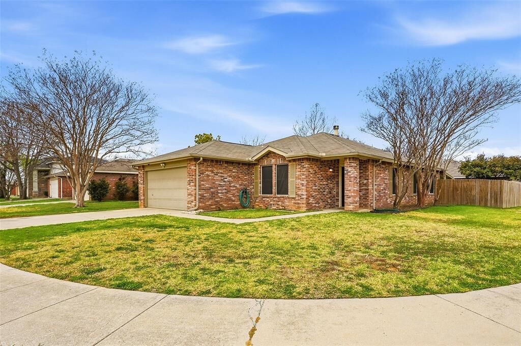 Property Photo: 8720 Hunters Point Way TX 76123