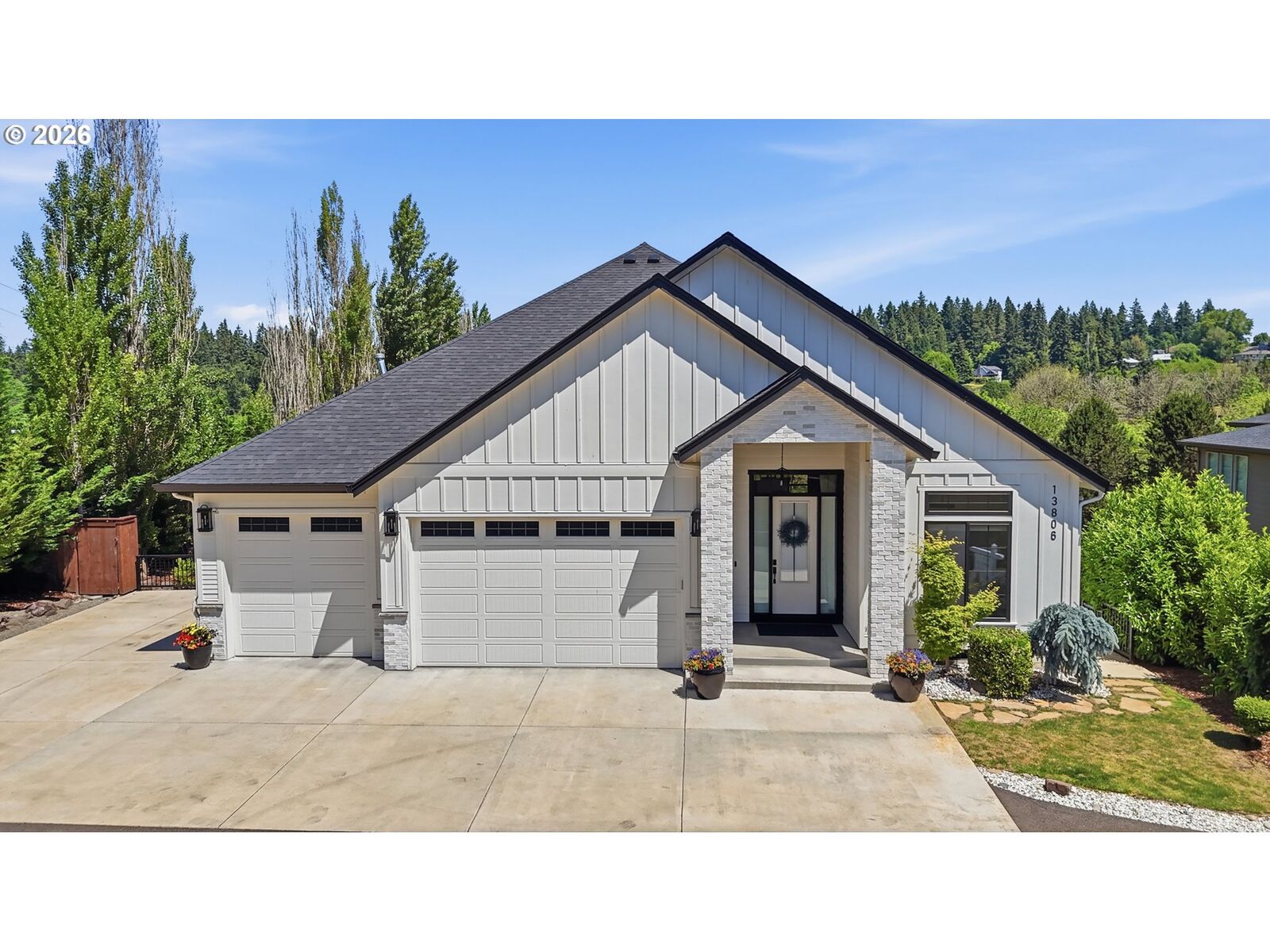 Property Photo: 13806 NW 35th Ct WA 98685