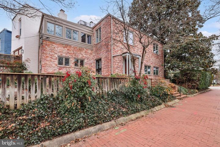 Property Photo:  416 6th Street SE  DC 20003 