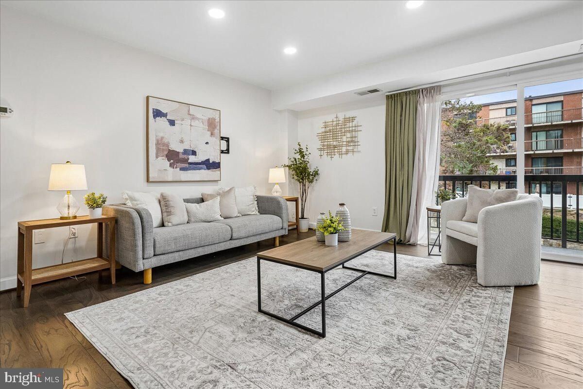 Property Photo:  3220 S 28th Street 202  VA 22302 