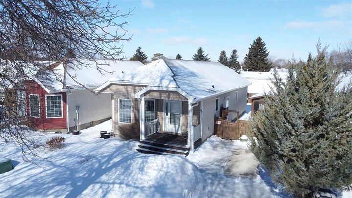 Property Photo:  47 Hirt Crescent  MB R2N 3H9 