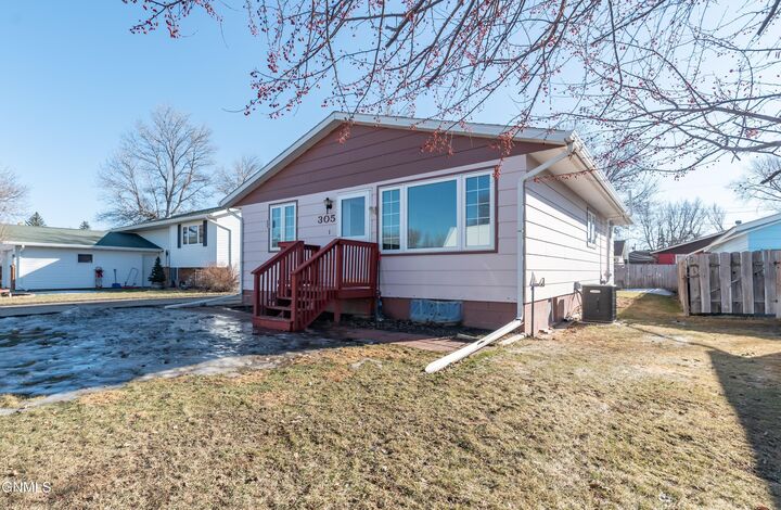 Property Photo:  305 5th Street NE  ND 58545 