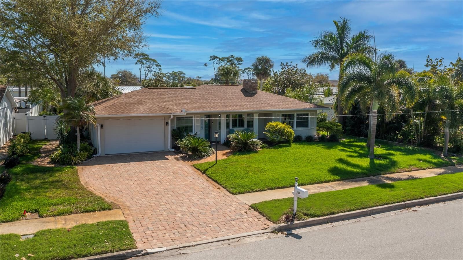 Property Photo: 809 Nokomis Avenue S FL 34285