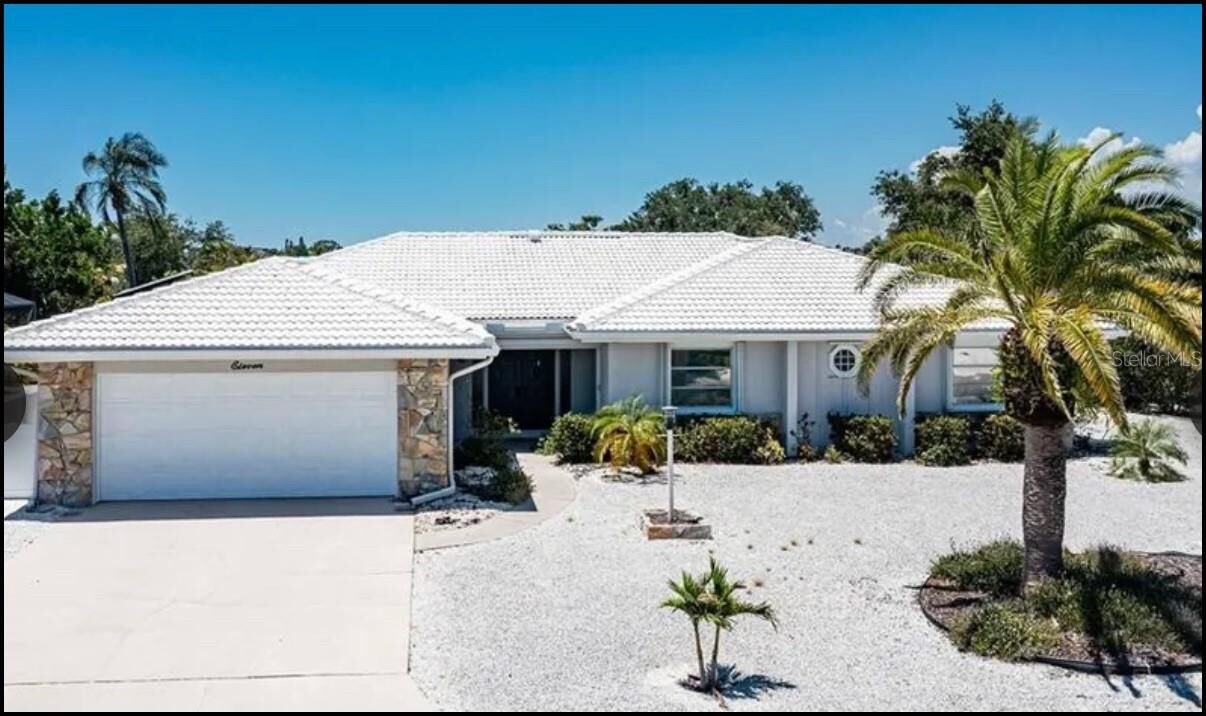 Property Photo: 11 Pine Ridge Way FL 34223