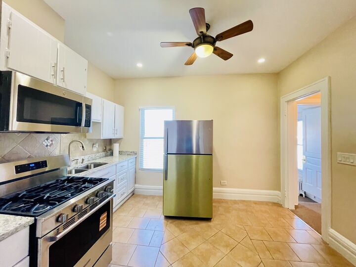 Property Photo:  72 N 4th Street 4  IL 60505 