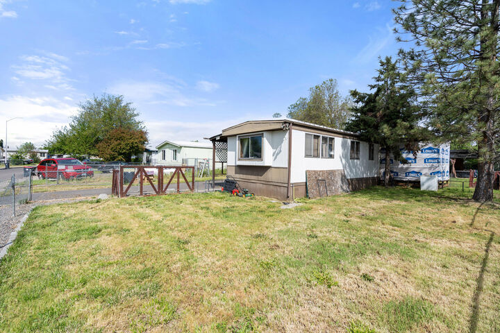 Property Photo:  2533 Terrmont Street  OR 97503 