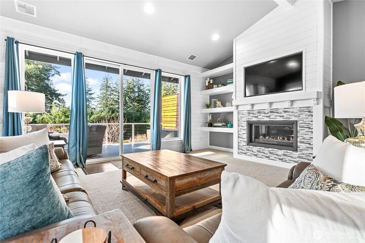 Property Photo:  3821  Connelly Avenue  WA 98229 