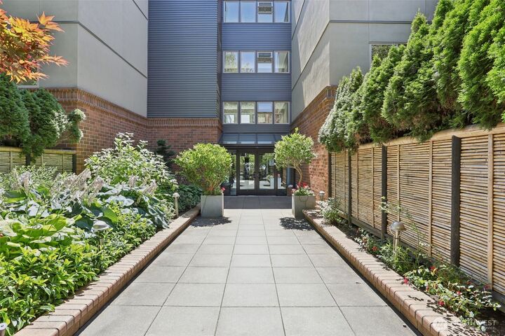 Property Photo:  275 W Roy Street 114  WA 98119 