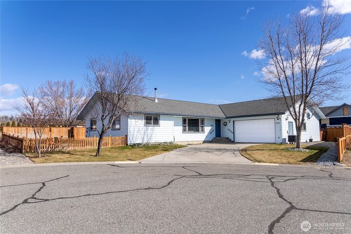 Property Photo:  605  Pinyon Place  WA 98841 
