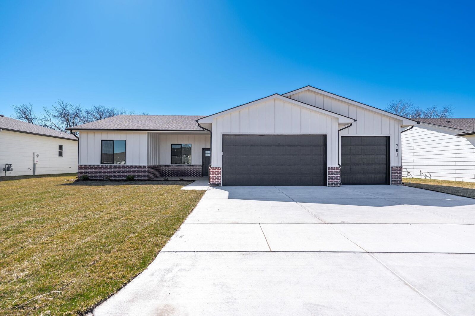 Photo de la propriété:  701 E Elmwood St  KS 67147 