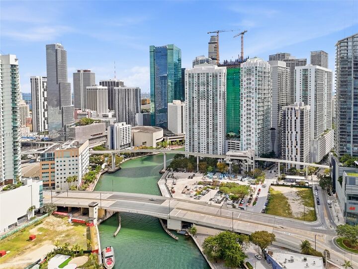 Property Photo:  41 SE 5th St 2104  FL 33131 