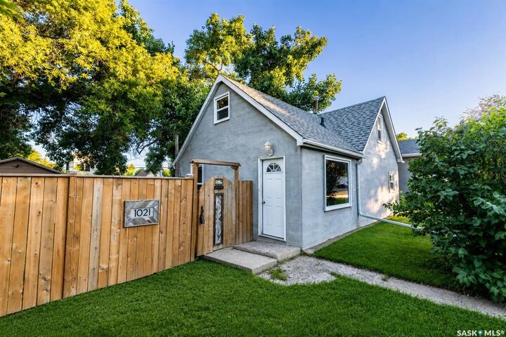 1021 Caribou Street W — photo 1