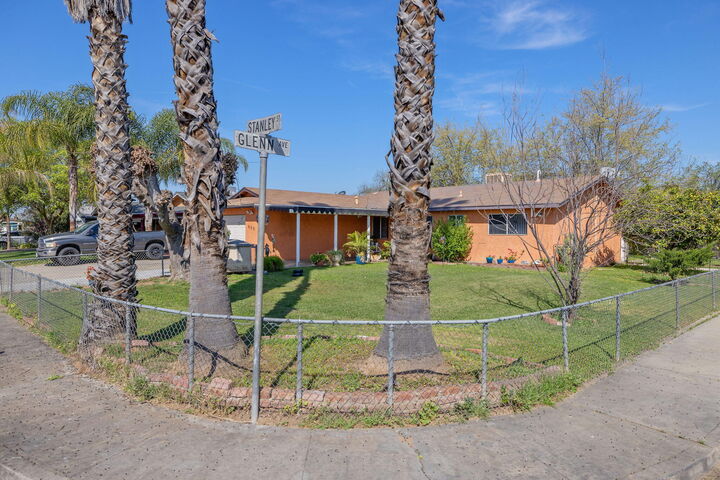 Property Photo:  605 Stanley Street  CA 93221 
