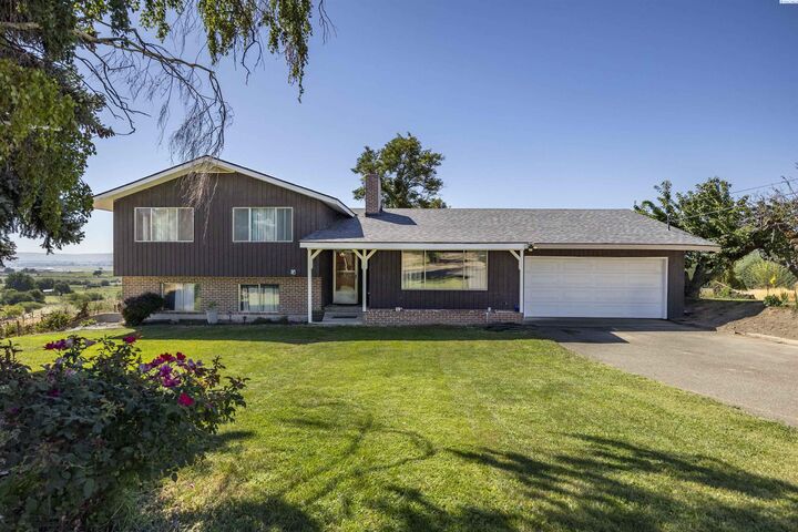 Property Photo:  1381 W Riverside Ave  WA 98944 