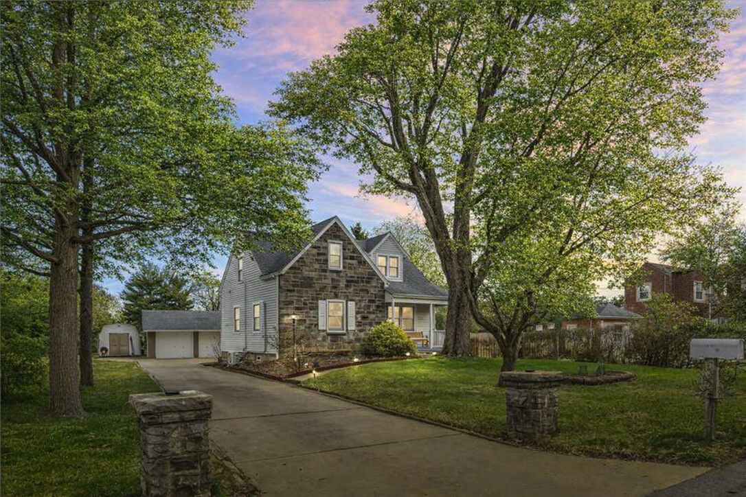 Property Photo:  1325 Parkway Rd  PA 15237 