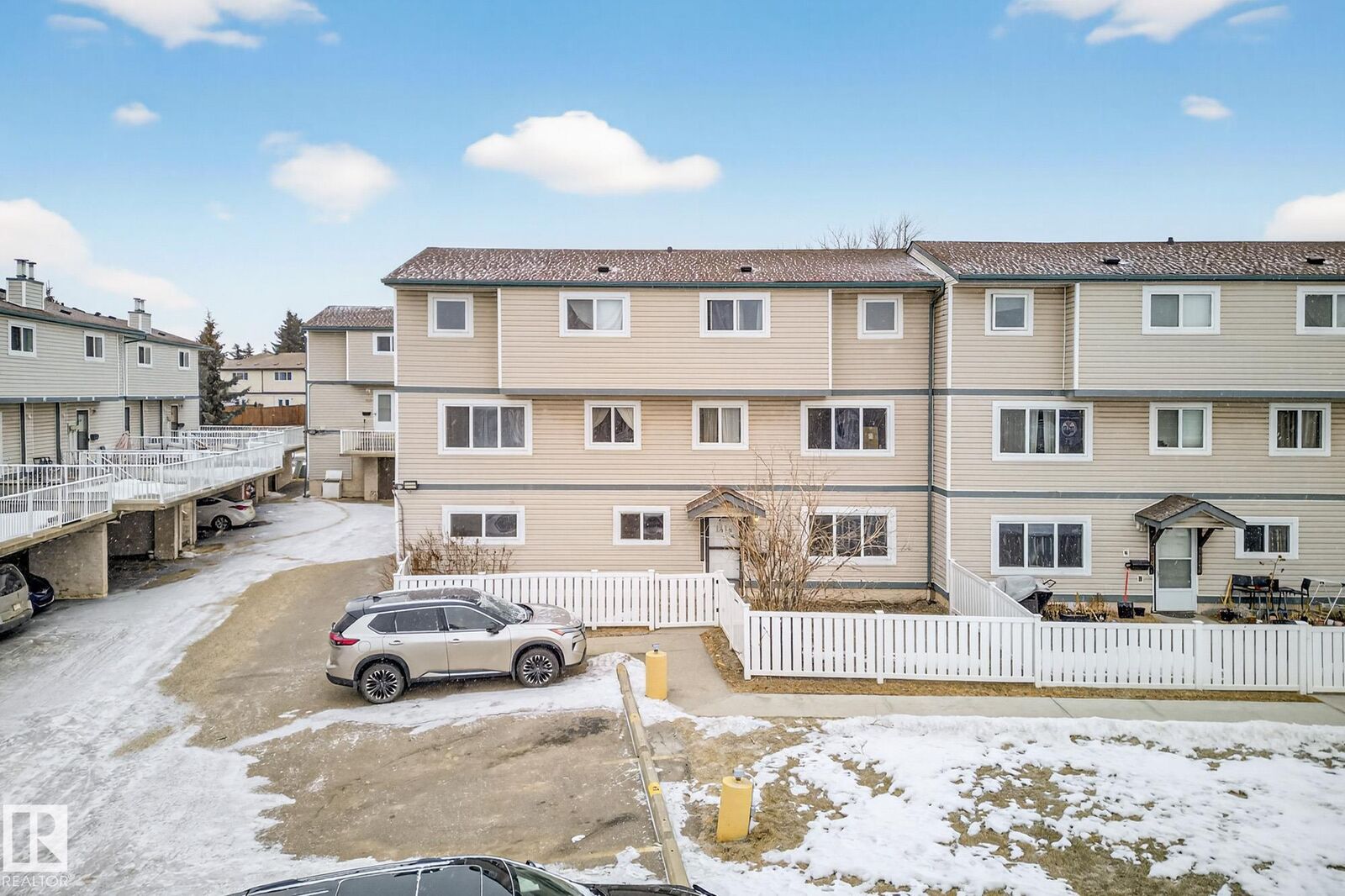 Photo de la propriété:  1414 Lakewood Road NW  AB T6K 3M2 