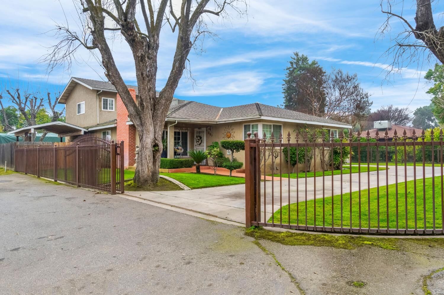 Property Photo:  907 S Rogers Lane  CA 93727 