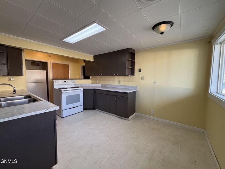 Property Photo: 113 3rd Avenue NW ND 58523