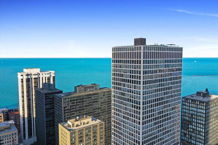 Property Photo:  260 E Chestnut Street 2010  IL 60611 