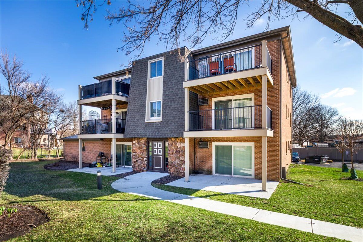 Property Photo: 604 W 65th Street 4 IL 60559