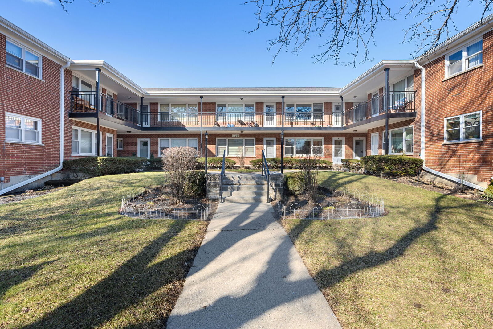 Property Photo: 720 N Western Avenue 4 IL 60068