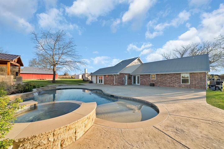 Property Photo:  109 Pioneer Court  TX 75167 