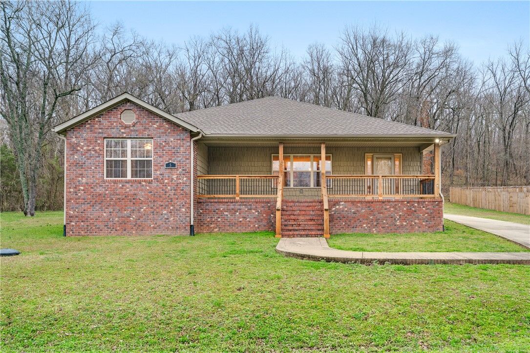 Property Photo:  5 Castle Acre Lane  AR 72715 