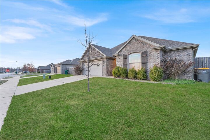 Property Photo:  407 W Gillian Avenue  AR 72758 