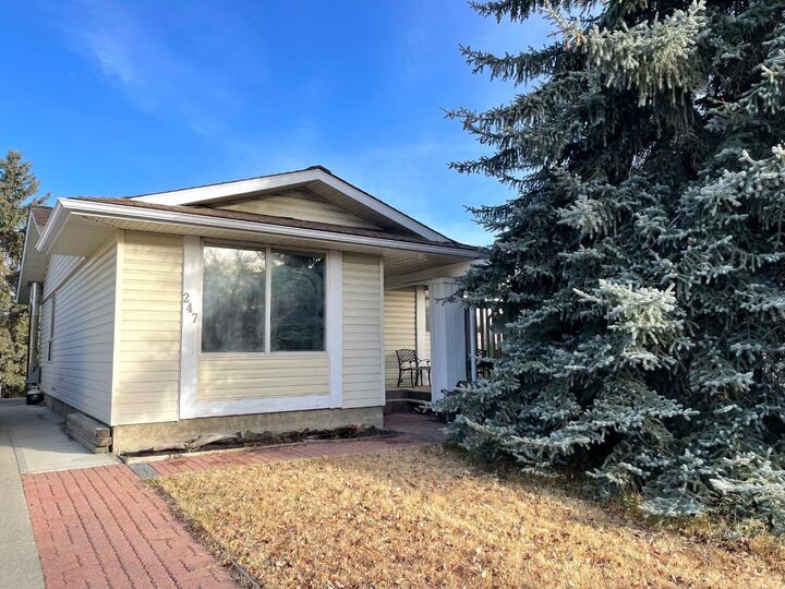 Photo de la propriété:  247 Bracewood Road SW  AB T2W 3C2 
