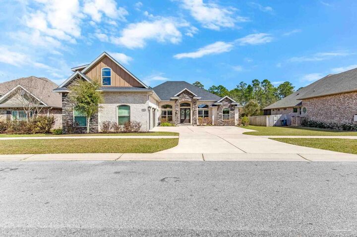 Property Photo: 5824 Huntington Creek Blvd FL 32526