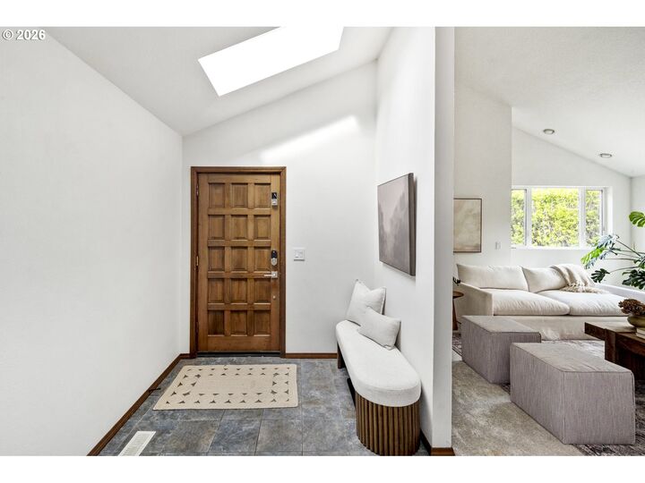 Property Photo: 4040 Kenthorpe Way OR 97068