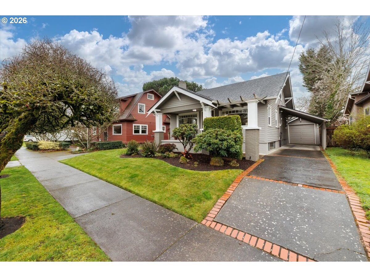 Property Photo:  2945 NE 68th Ave  OR 97213 