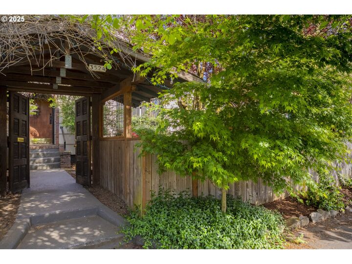 Property Photo:  3524 SE 65th Ave  OR 97206 