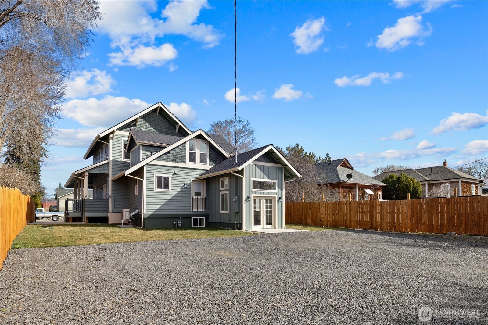Property Photo:  607 N Kittitas Street  WA 98926 