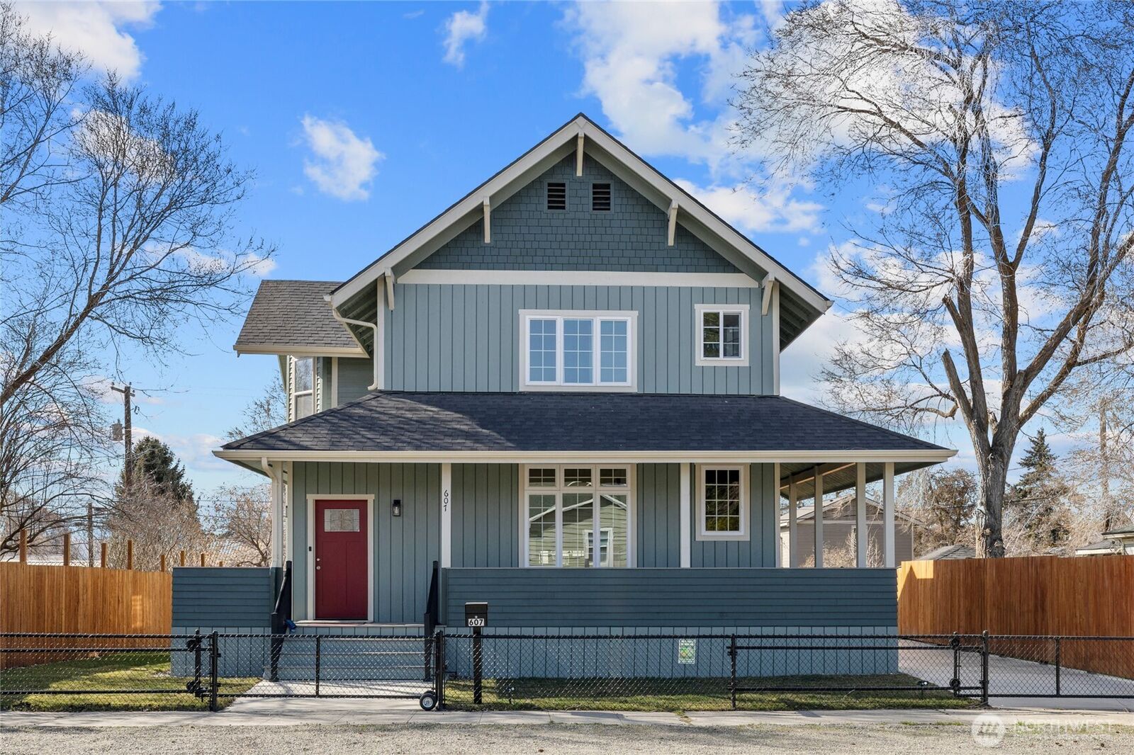 Property Photo:  607 N Kittitas Street  WA 98926 