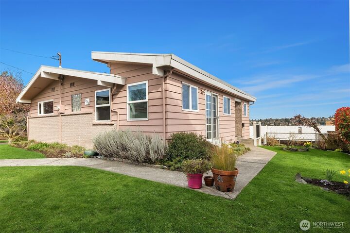 Property Photo:  2530  26th Avenue W  WA 98199 