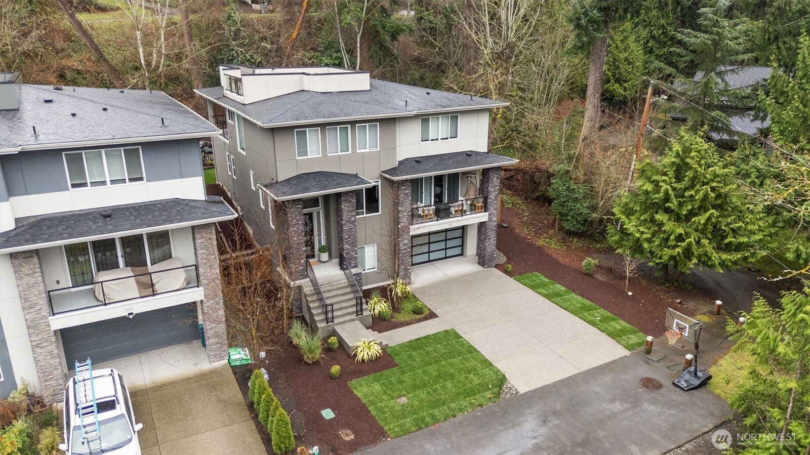 Property Photo: 7223 NE 118th Court WA 98034
