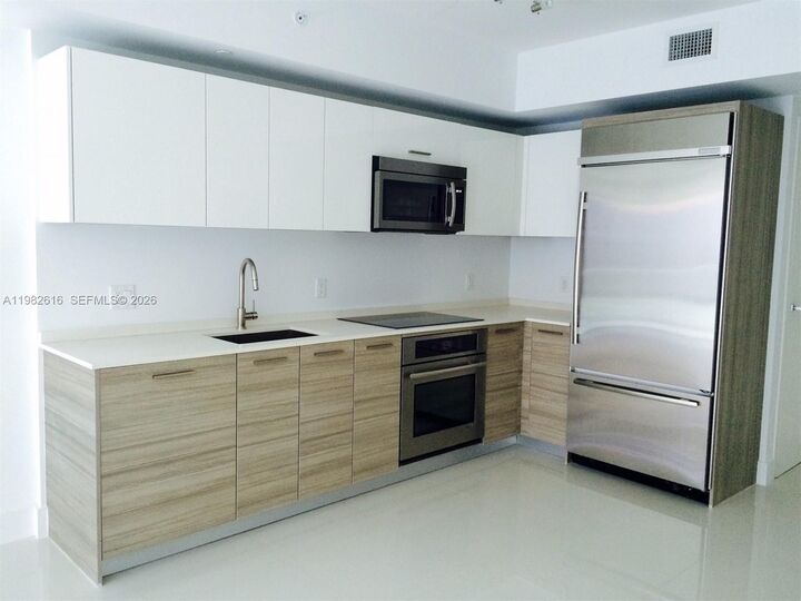 Property Photo:  1300 Brickell Bay Dr 1100  FL 33131 
