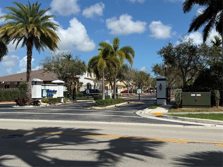 Property Photo:  4045 NE 15th St  FL 33033 