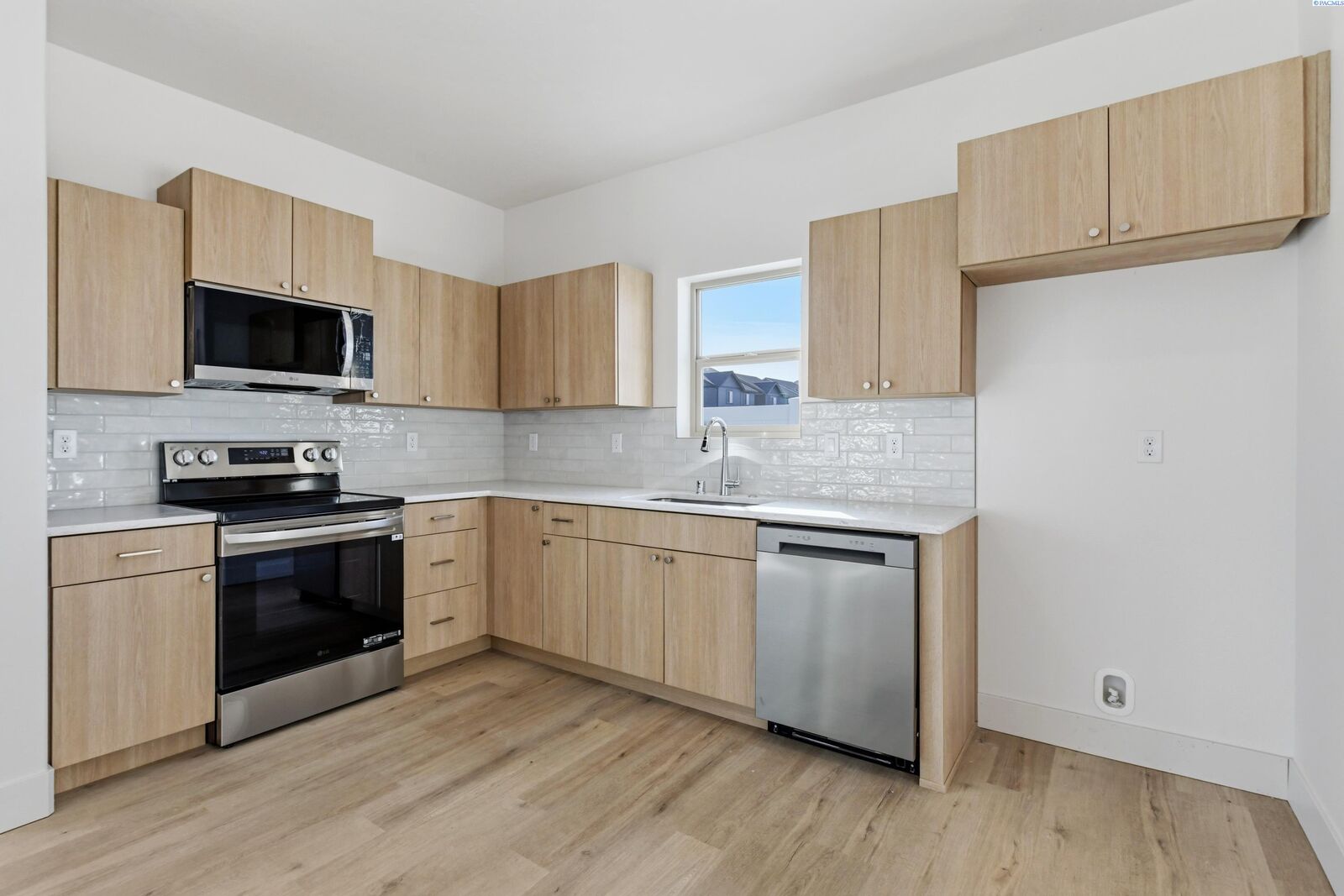 Property Photo:  302 Kraus Ct  WA 99353 