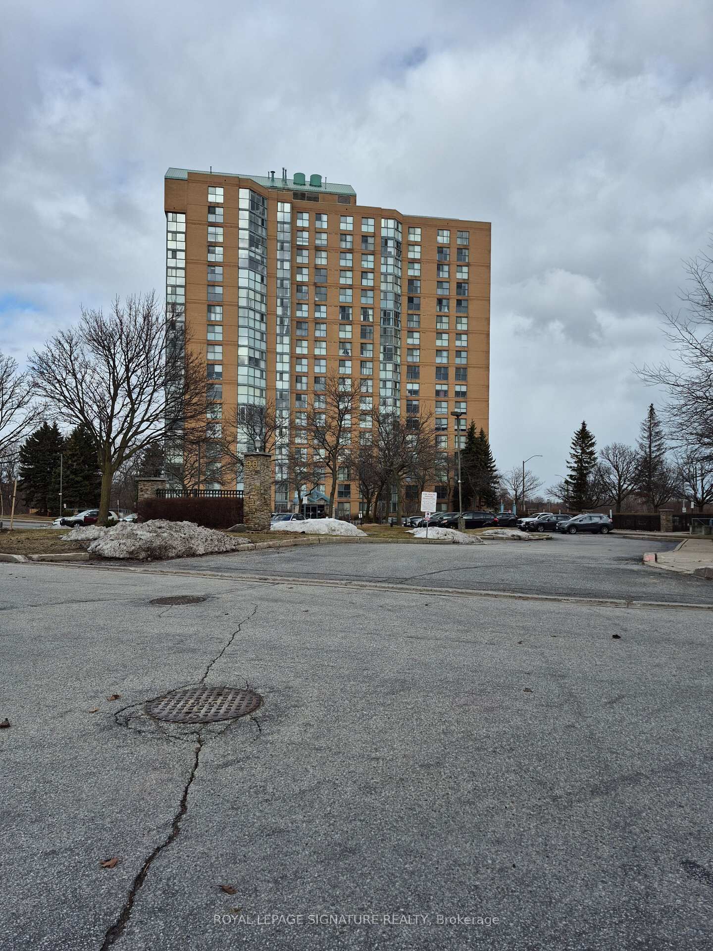 Property Photo: 90 Dale Avenue 1607 ON M1J 3N4