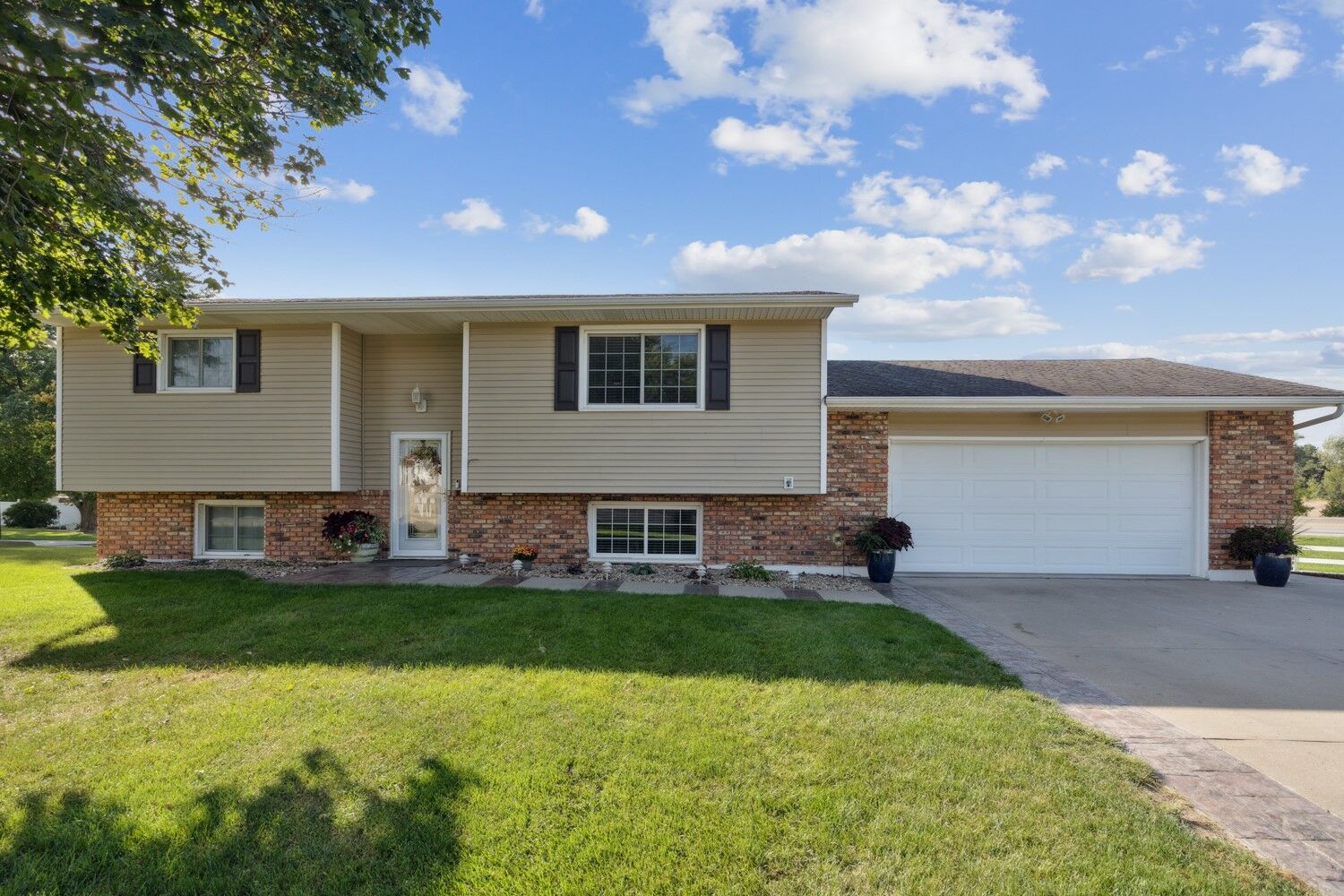 Property Photo:  1002 W 17th Street  IA 52349 